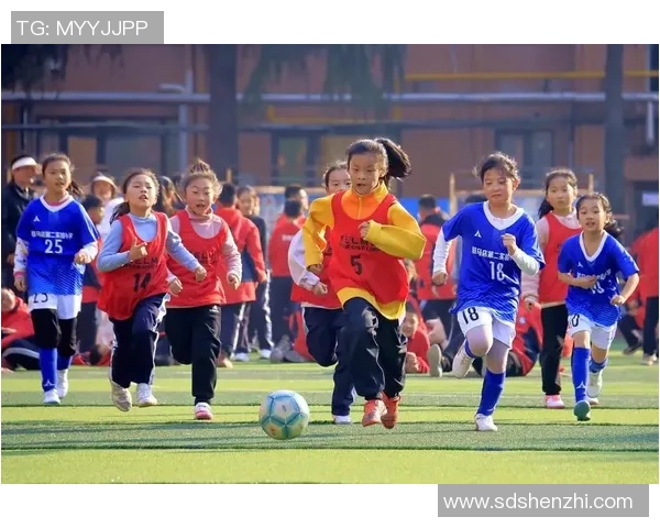 中国球星亲自陪伴孩子走进绿茵场接受专业足球课程训练